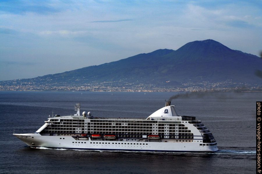 Navire de croisière Seven Seas Voyager devant le Vésuve. Photo © André M. Winter