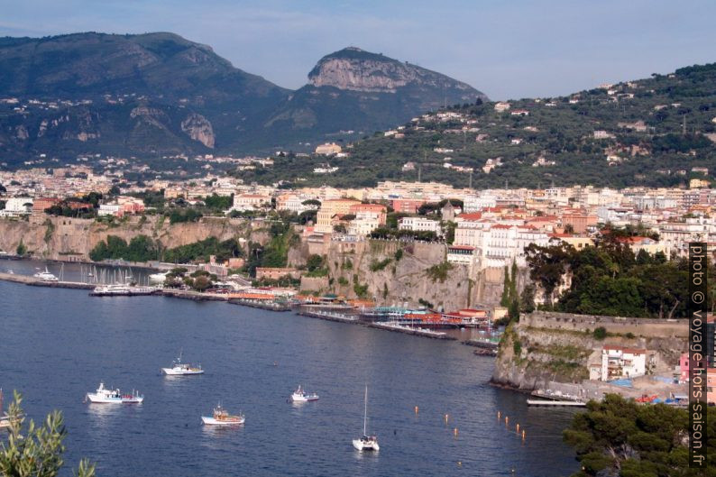 Sorrento et le Monte Vico Alvano. Photo © André M. Winter