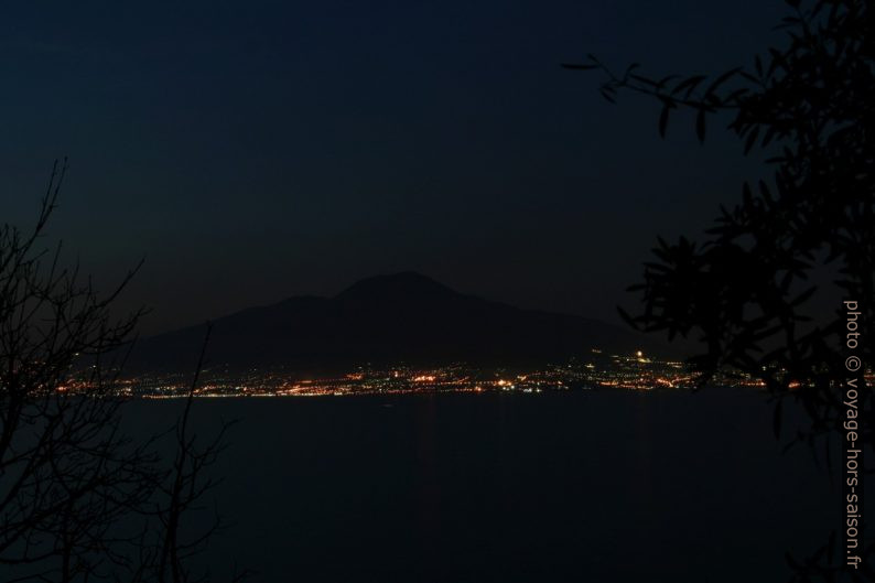 Le Vésuve vu de nuit par-dessus la Baie de Naples. Photo © André M. Winter