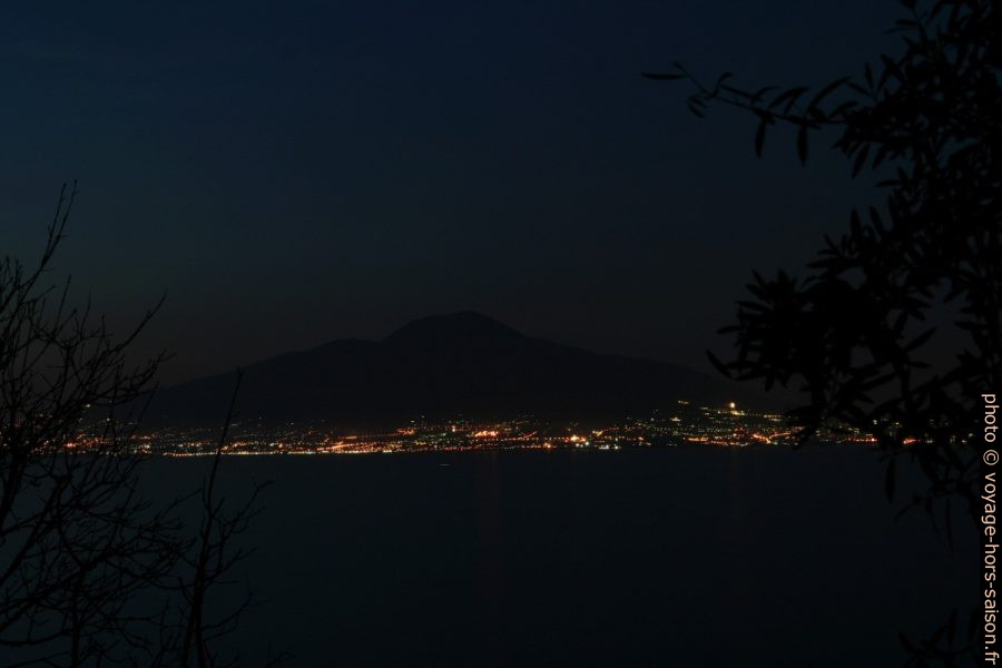 Le Vésuve vu de nuit par-dessus la Baie de Naples. Photo © André M. Winter