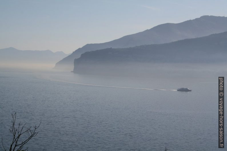 Punta Gradelle de la Baie de Sorrento dans la brume matinale. Photo © André M. Winter