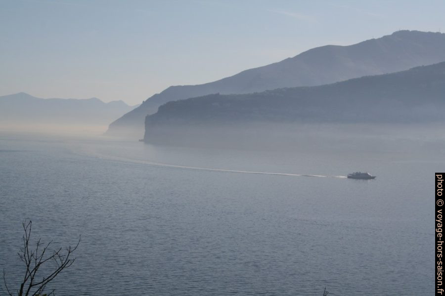 Punta Gradelle de la Baie de Sorrento dans la brume matinale. Photo © André M. Winter