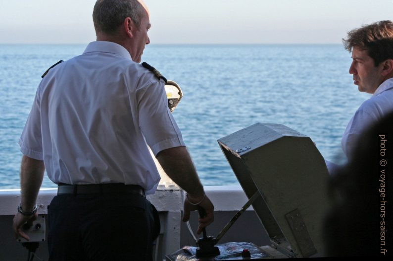 Le capitaine au commandes de proue. Photo © André M. Winter