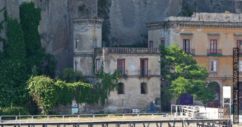 Ancienne forteresse du port de Sorrento. Photo © André M. Winter