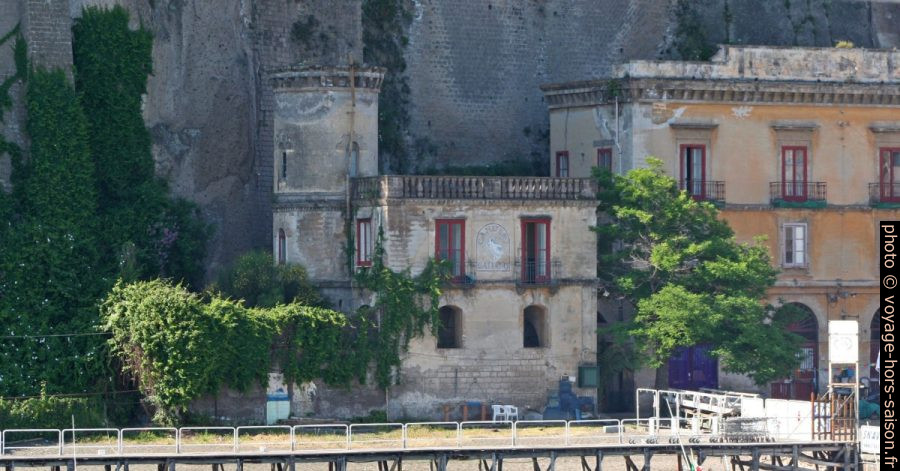 Ancienne forteresse du port de Sorrento. Photo © André M. Winter