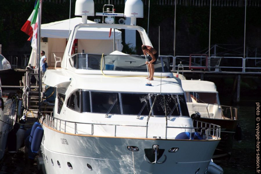 Un beaugosse nettoie un yacht. Photo © André M. Winter