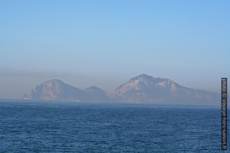 Capri dans la brume matinale. Photo © André M. Winter