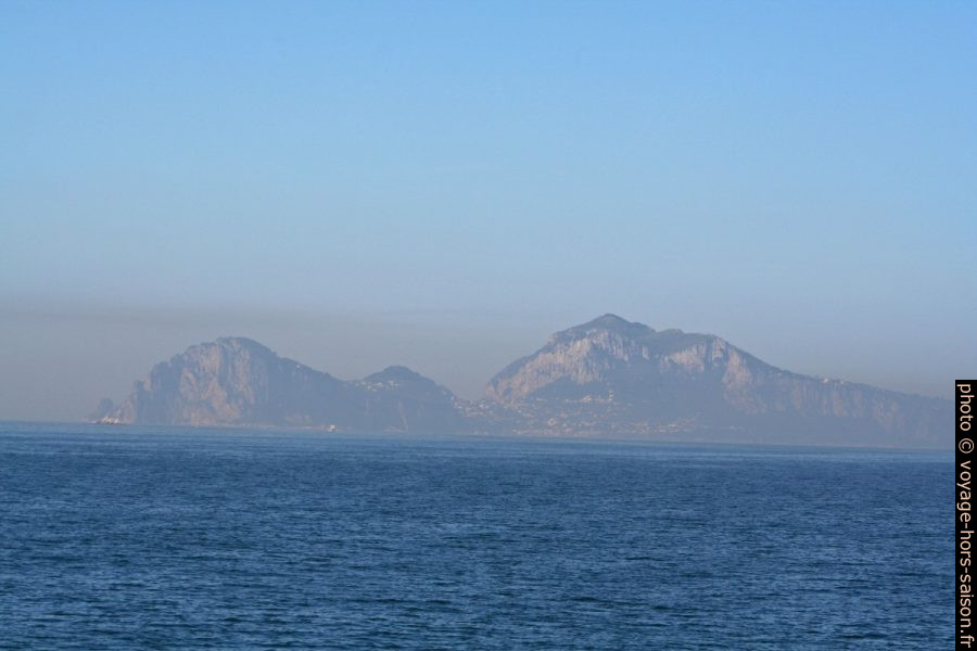Capri dans la brume matinale. Photo © André M. Winter