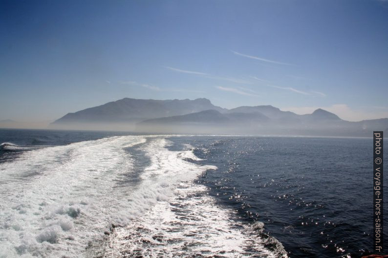 Le sillage du ferry en route vers Capri. Photo © André M. Winter