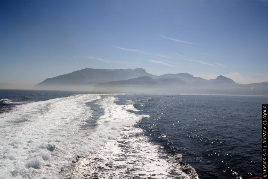 Le sillage du ferry en route vers Capri. Photo © André M. Winter
