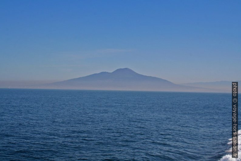 Le Vésuve vu du ferry en route vers Capri. Photo © André M. Winter