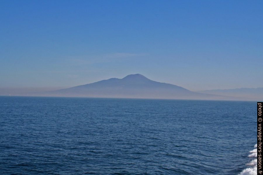 Le Vésuve vu du ferry en route vers Capri. Photo © André M. Winter