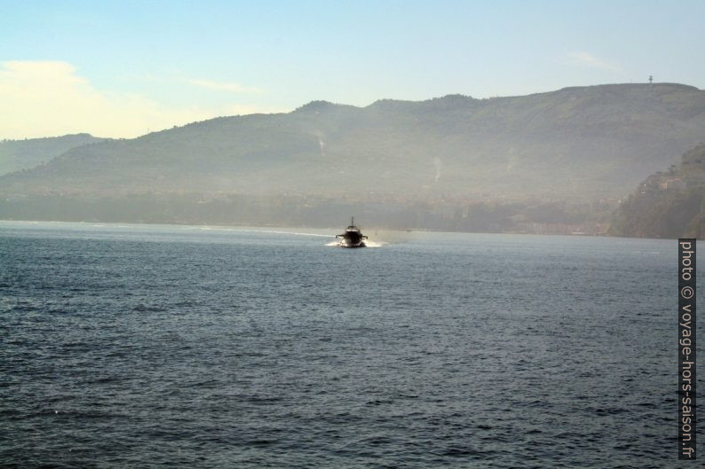 Un hydrofoil devant la Presqu'île de Sorrente. Photo © André M. Winter