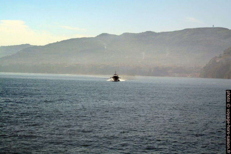 Un hydrofoil devant la Presqu'île de Sorrente. Photo © André M. Winter