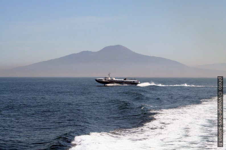 Un hydrofoil passe devant le Vésuve. Photo © André M. Winter