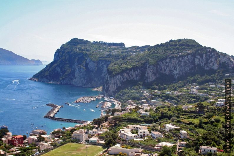 Marina Grande di Carpi et le Monte Tiberio. Photo © André M. Winter