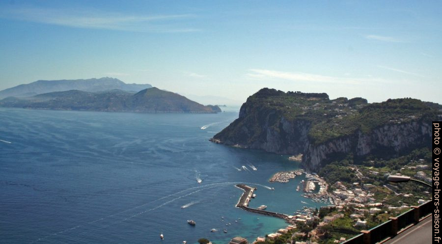 Le Monte San Costanzo, la Presqu'île de Sorrento et le Monte Tiberio. Photo © André M. Winter
