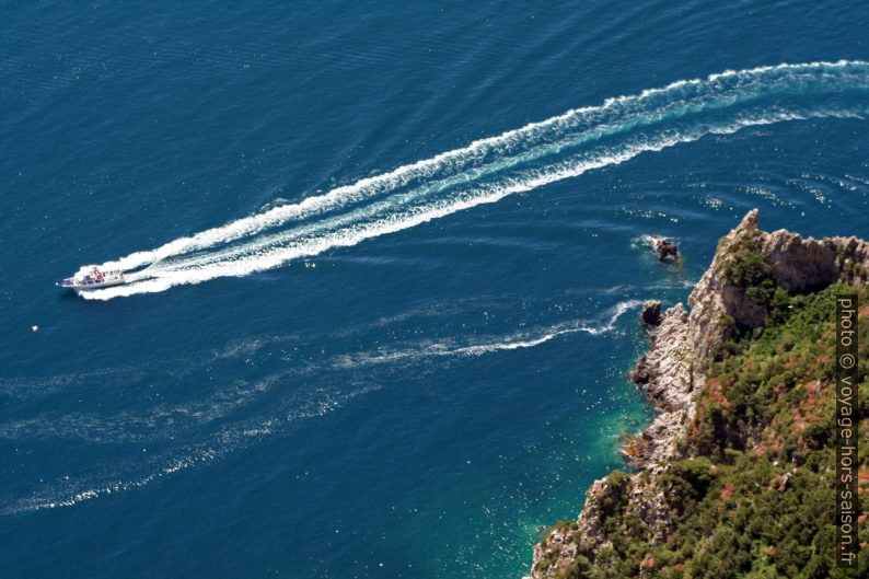 Un bateau à moteur passe au sud de Capri. Photo © André M. Winter