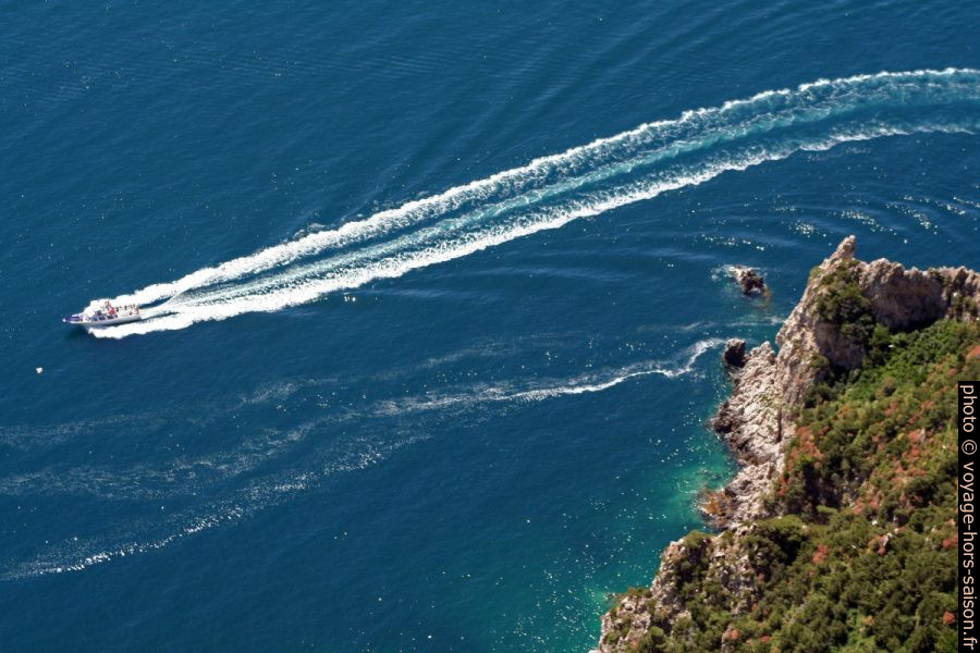 Un bateau à moteur passe au sud de Capri. Photo © André M. Winter