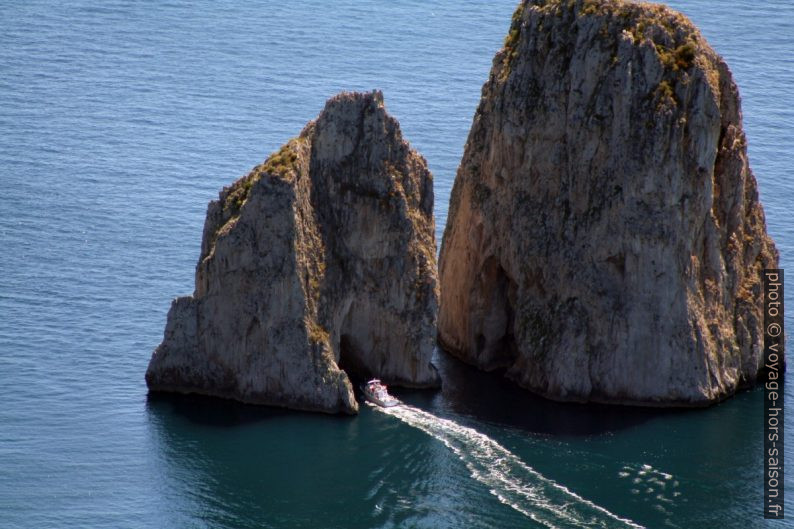 Il Faraglione di Mezzo et le passage d'un bateau touristique. Photo © André M. Winter