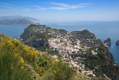 Vue plongeante sur le village de Capri. Photo © André M. Winter