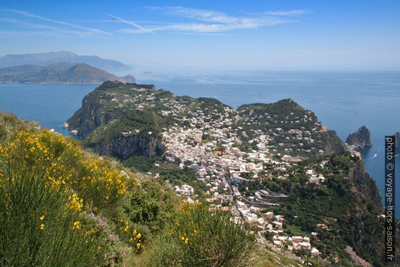 Vue plongeante sur le village de Capri. Photo © André M. Winter