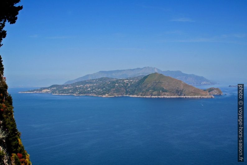 Vue de Capri sur la presqu'île de Sorrento. Photo © André M. Winter