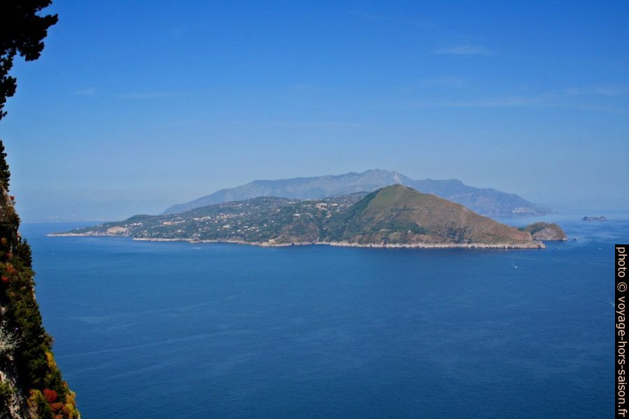 Vue de Capri sur la presqu'île de Sorrento. Photo © André M. Winter