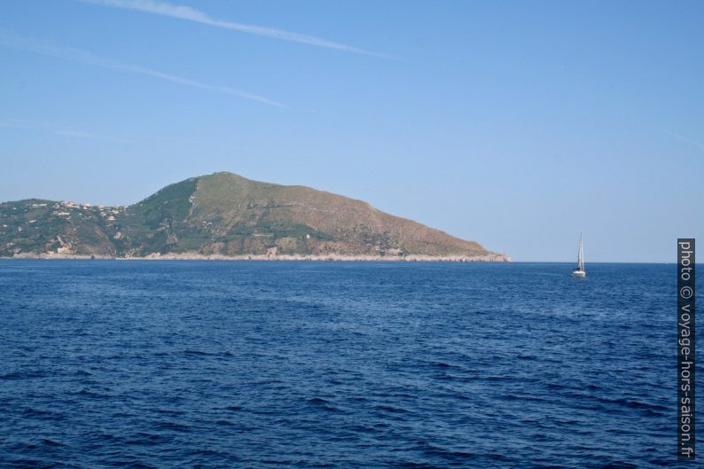 Le Monte San Constanzo et la Punta Campanella. Photo © André M. Winter