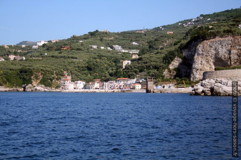 Marina della Lobra et Massa Lubrense. Photo © André M. Winter