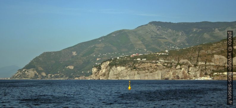 Vico Equense et le Monte Faito. Photo © André M. Winter