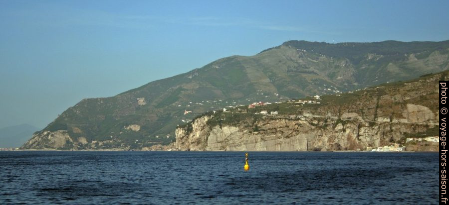 Vico Equense et le Monte Faito. Photo © André M. Winter