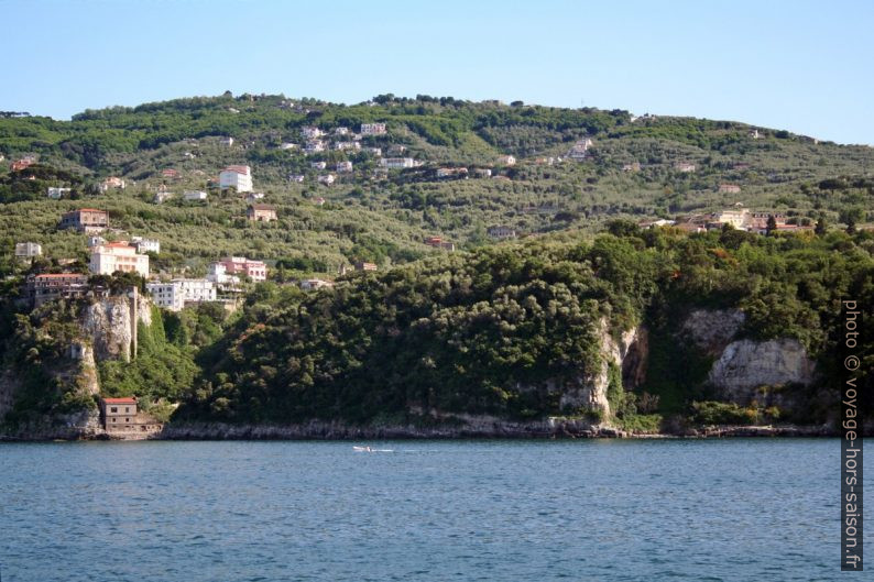 Le Camping Santa Fortunata vu de la mer. Photo © André M. Winter