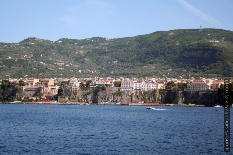 Sorrento vu de la mer. Photo © André M. Winter