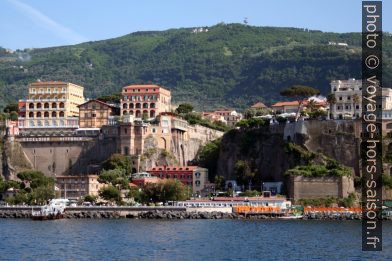 Embarcadère et hôtels de la La Marina Piccola di Sorrento. Photo © André M. Winter