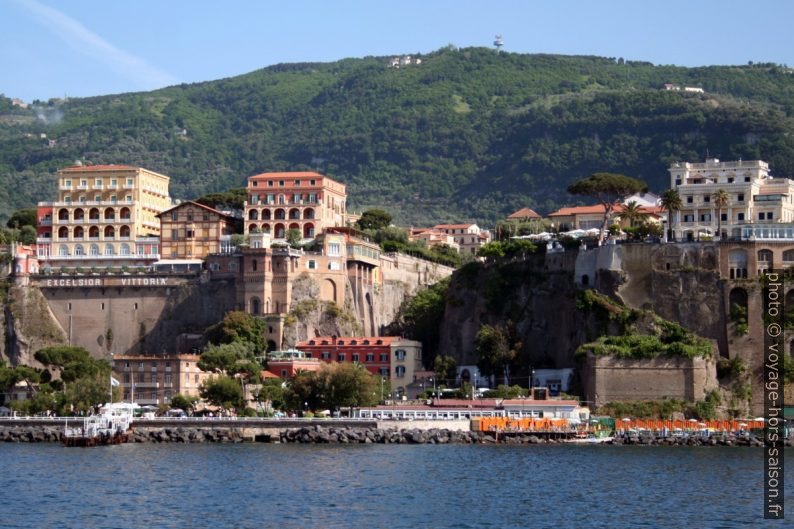 Embarcadère et hôtels de la La Marina Piccola di Sorrento. Photo © André M. Winter