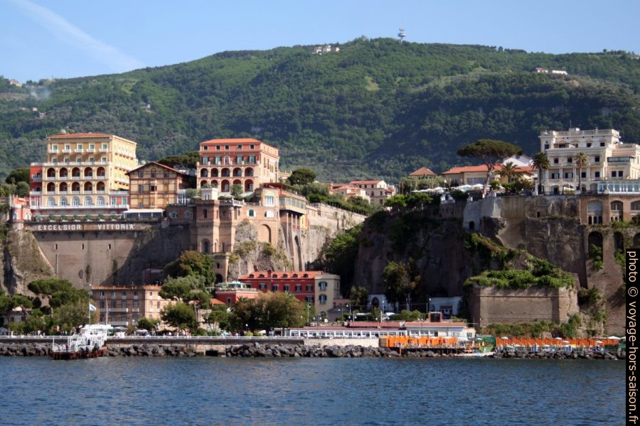 Embarcadère et hôtels de la La Marina Piccola di Sorrento. Photo © André M. Winter
