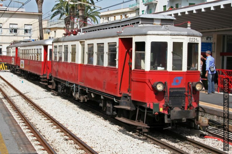 Vieille rame du train Circumvesuviana en gare de Sorrente. Photo © André M. Winter