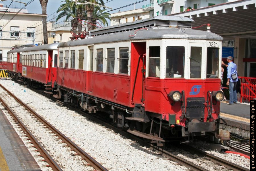 Vieille rame du train Circumvesuviana en gare de Sorrente. Photo © André M. Winter