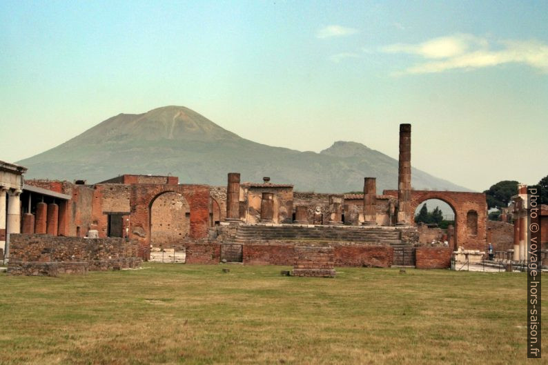 Temple de Jupiter sur le forum de Pompéi. Photo © André M. Winter