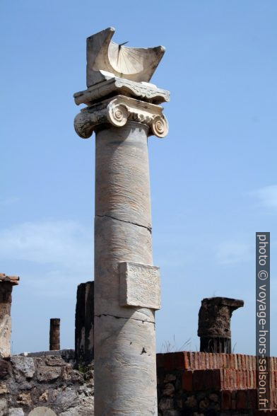 Cadran solaire devant le Temple d'Apollon. Photo © André M. Winter