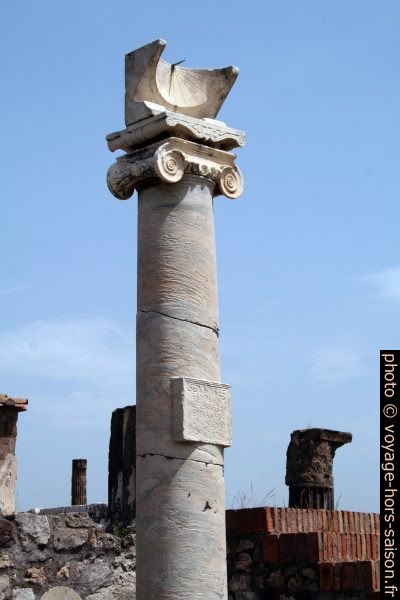 Cadran solaire devant le Temple d'Apollon. Photo © André M. Winter