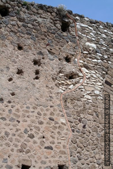 Mur romain avec limite verticale irrégulière. Photo © André M. Winter