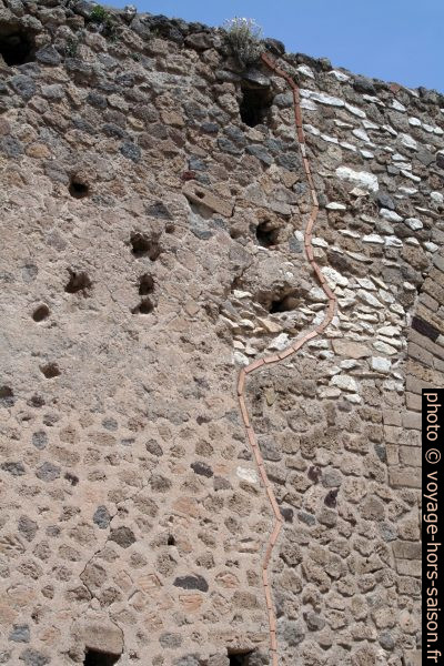 Mur romain avec limite verticale irrégulière. Photo © André M. Winter