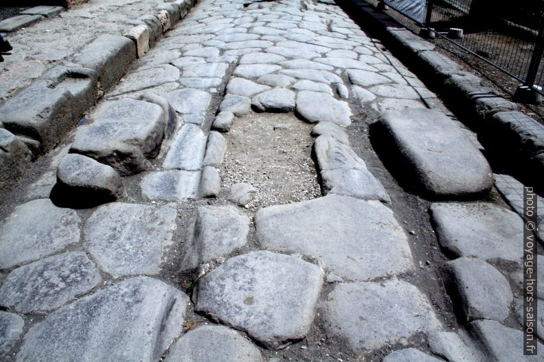 Ornières et passage piéton d'une route romaine à Pompéi. Photo © André M. Winter