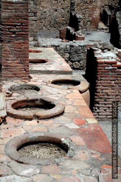 Jarres du Thermopolium Caupona. Photo © André M. Winter