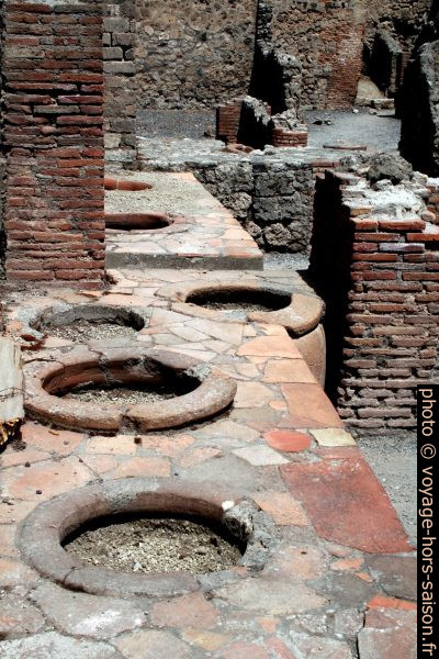 Jarres du Thermopolium Caupona. Photo © André M. Winter
