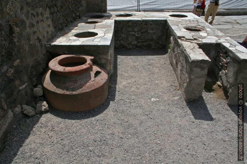 Buffet du Thermopolium Caupona. Photo © André M. Winter