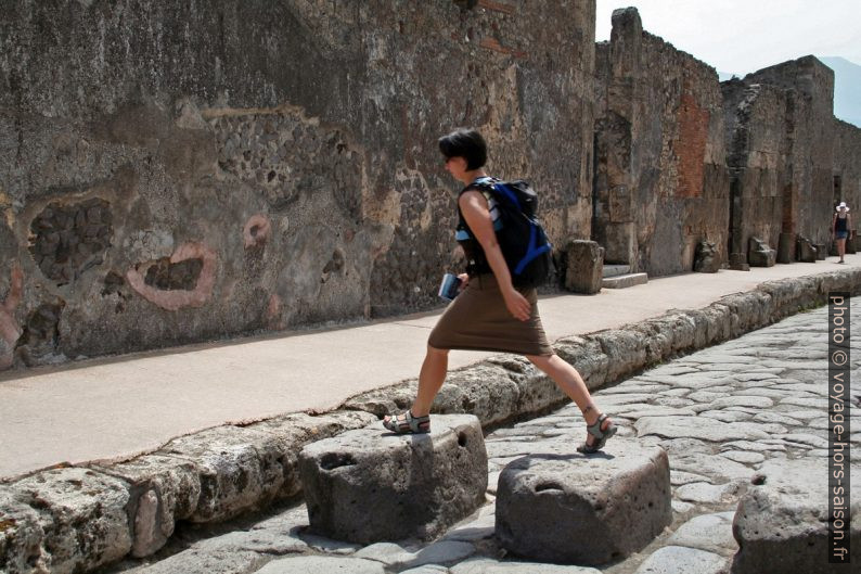 Alex sur un passage piéton romain. Photo © André M. Winter
