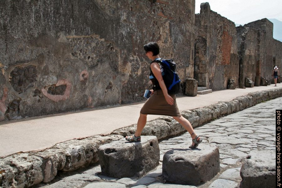 Alex sur un passage piéton romain. Photo © André M. Winter